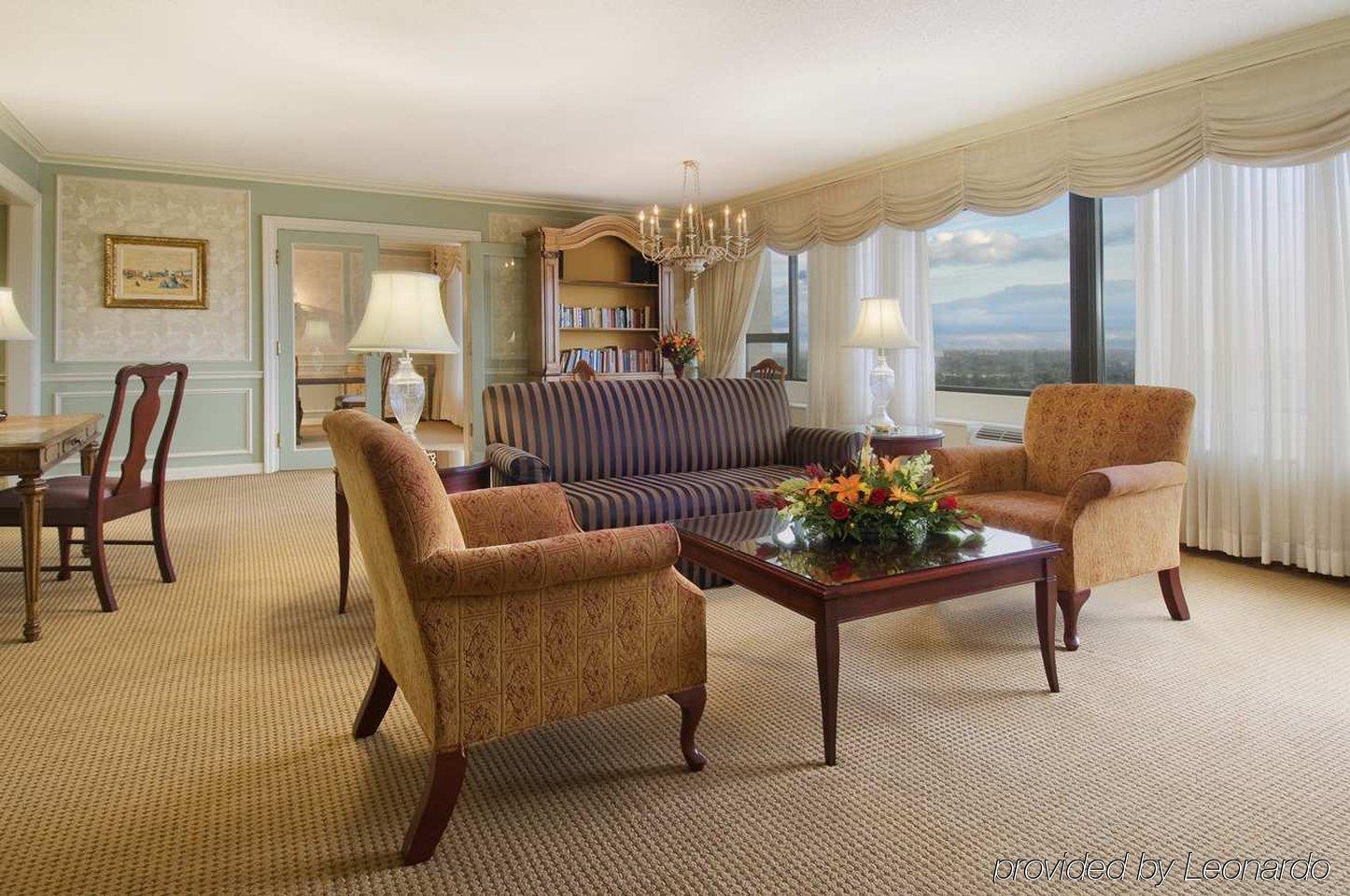 Отель Doubletree By Hilton Лондон Интерьер фото